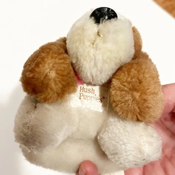 Vintage 1980’s Hound Dog Brown & white Hush Puppies Dog Stuffed Plush. Size 4" - Picture 4 of 10